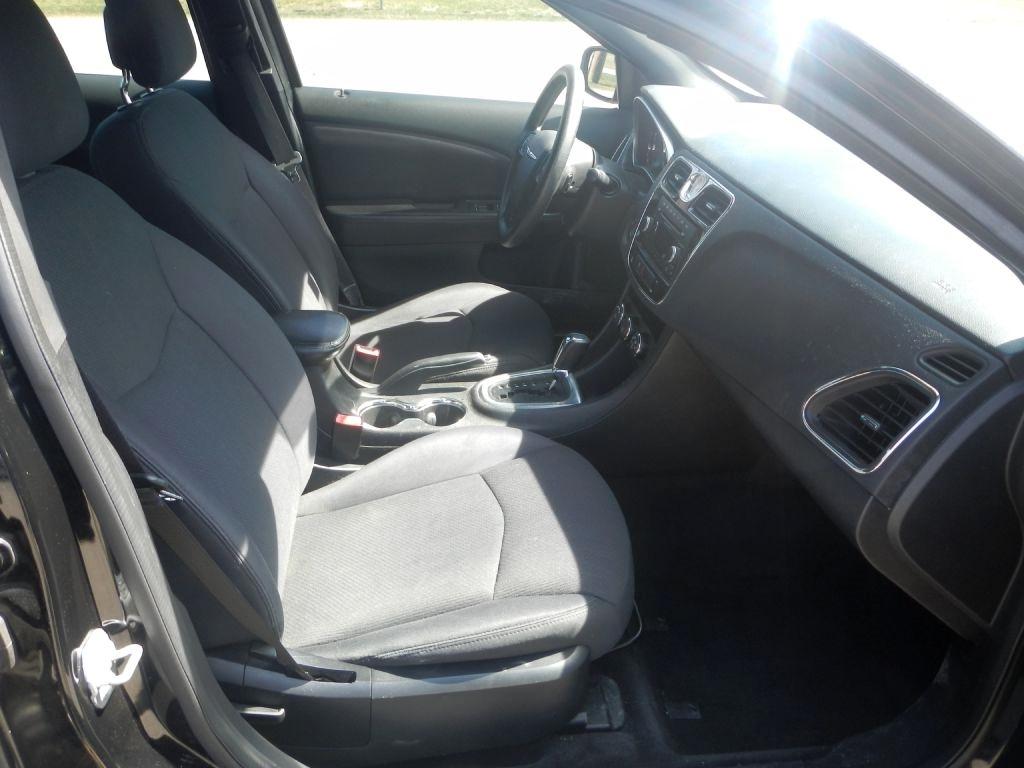 Chrysler 200 LX 2012