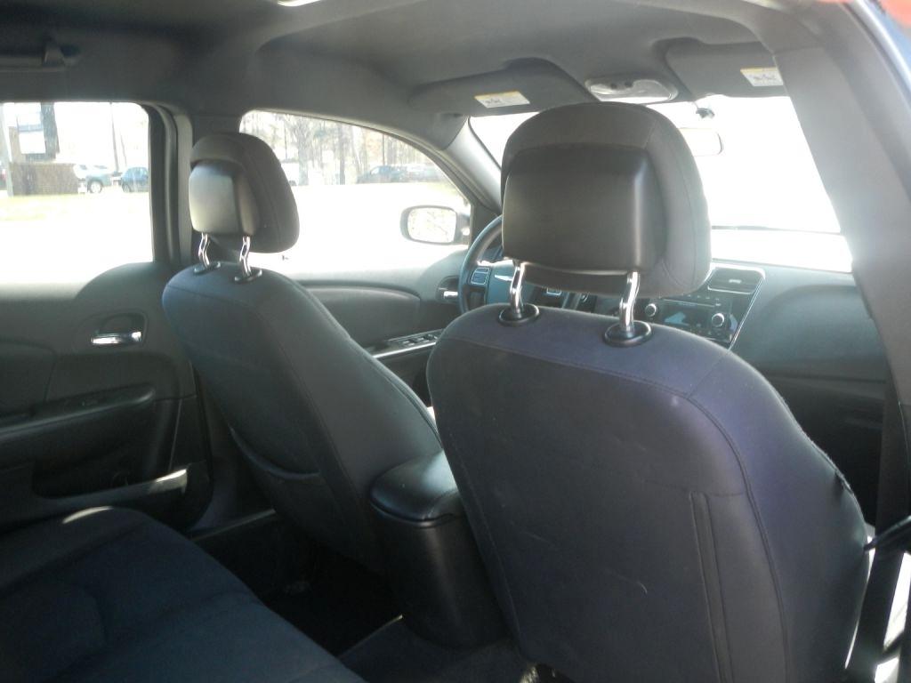 Chrysler 200 LX 2012