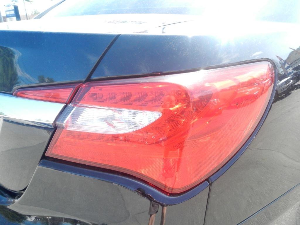 Chrysler 200 LX 2012