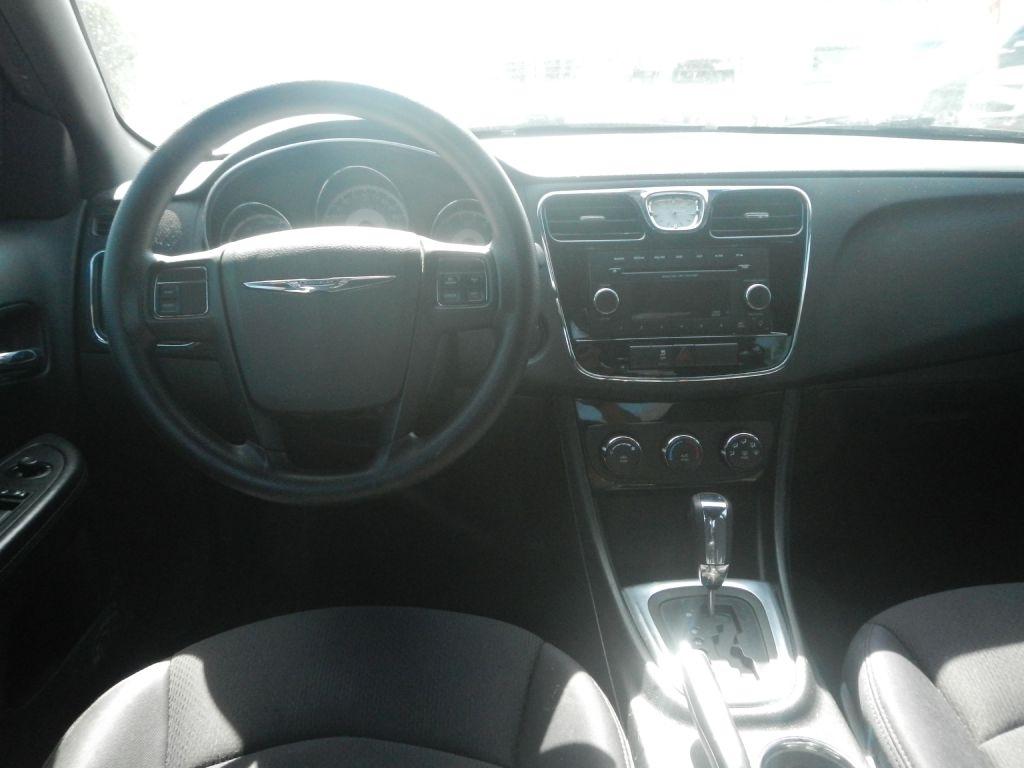 Chrysler 200 LX 2012