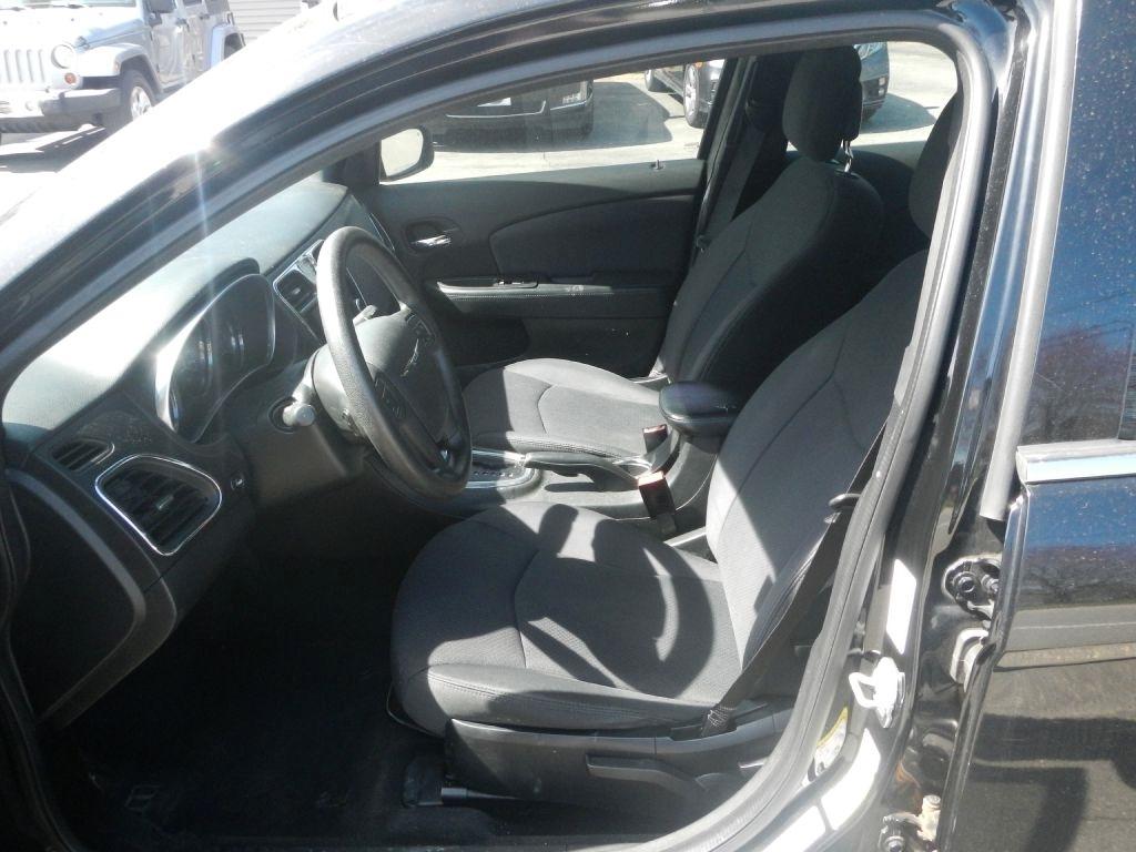 Chrysler 200 LX 2012