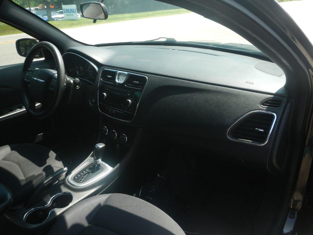 Chrysler 200 LX 2012