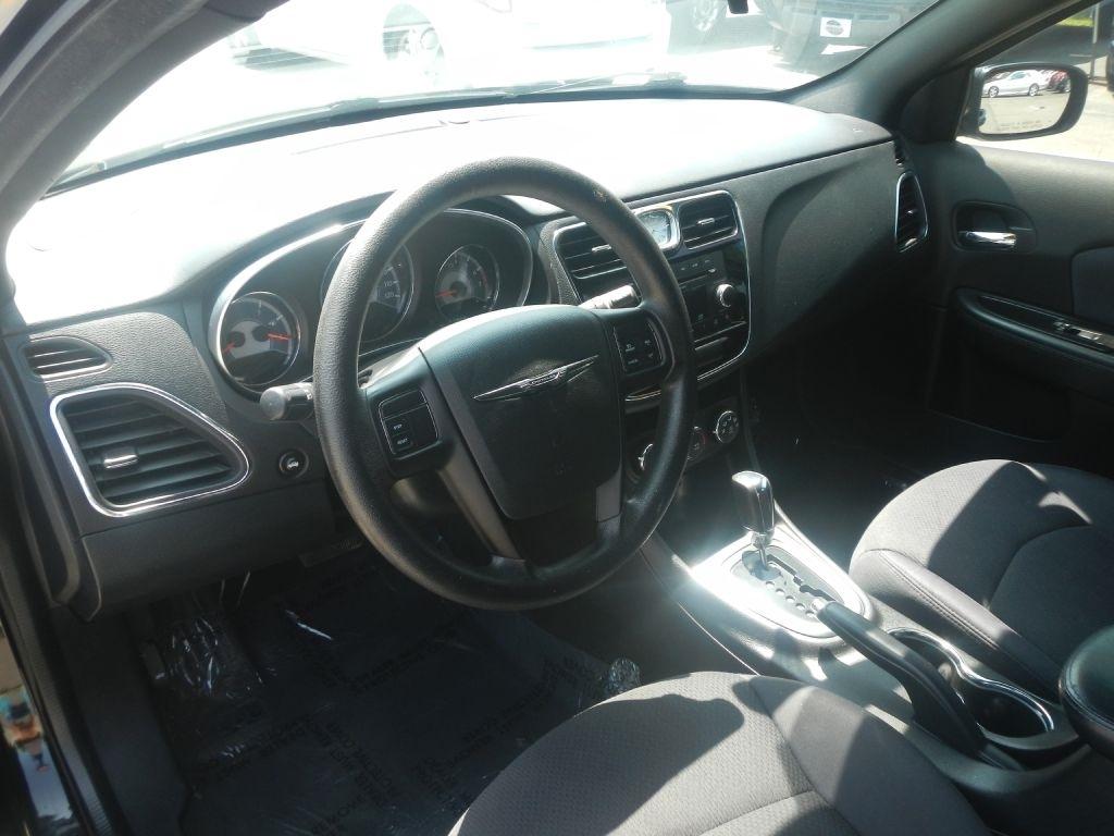 Chrysler 200 LX 2012