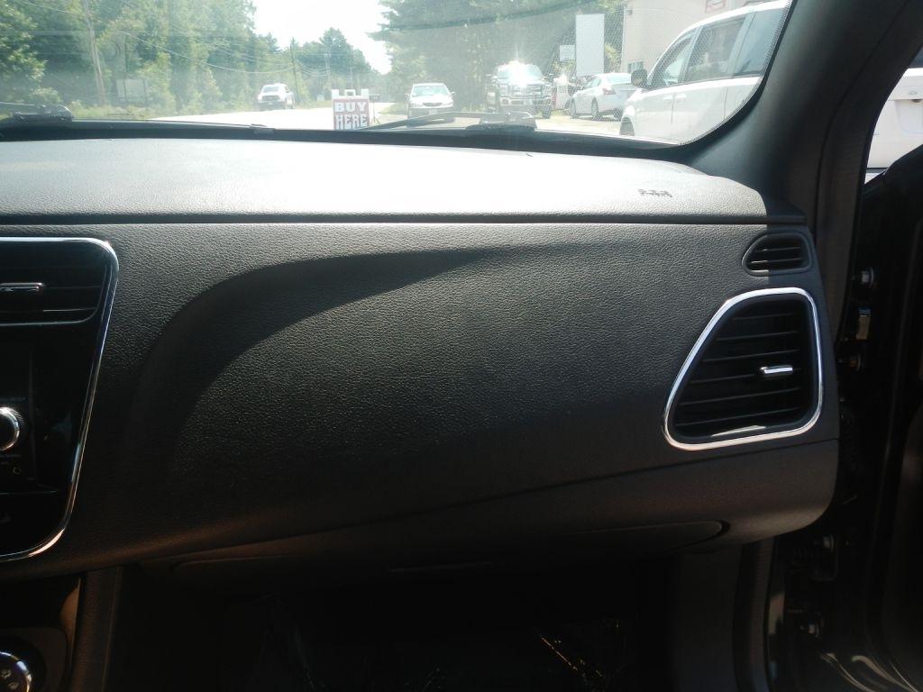 Chrysler 200 LX 2012
