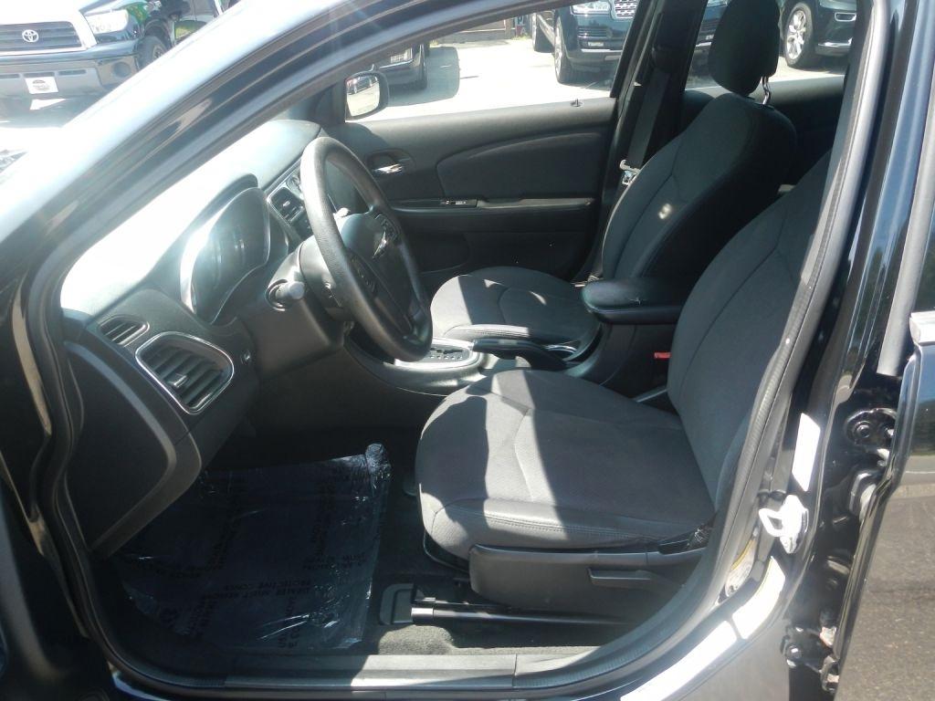 Chrysler 200 LX 2012