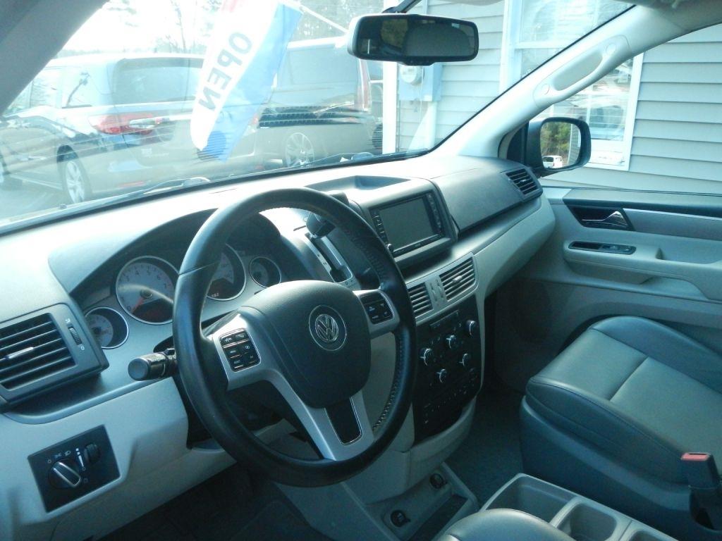 Volkswagen Routan SE 2011