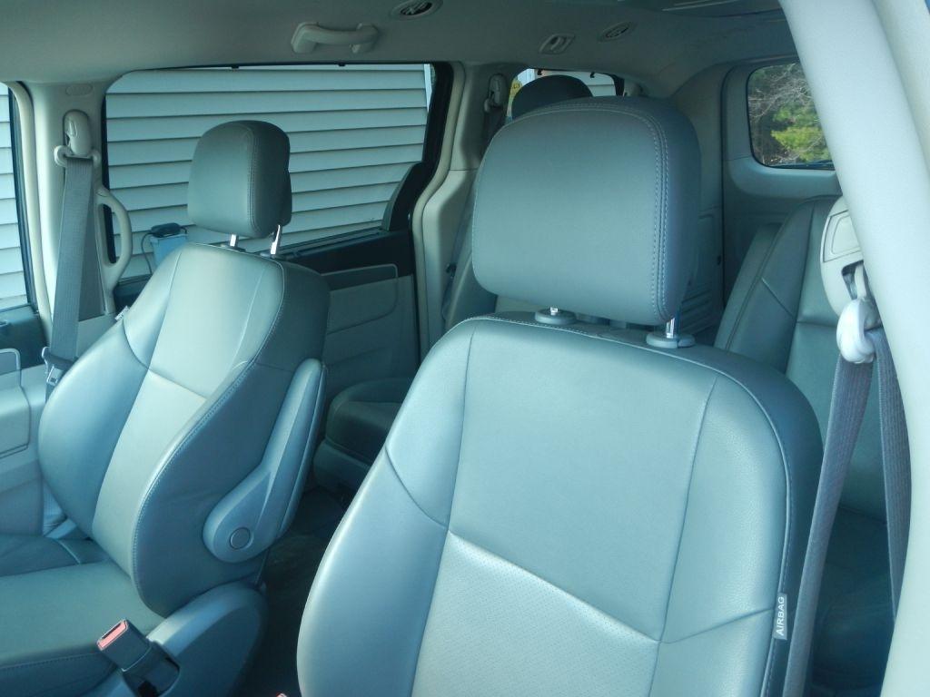 Volkswagen Routan SE 2011