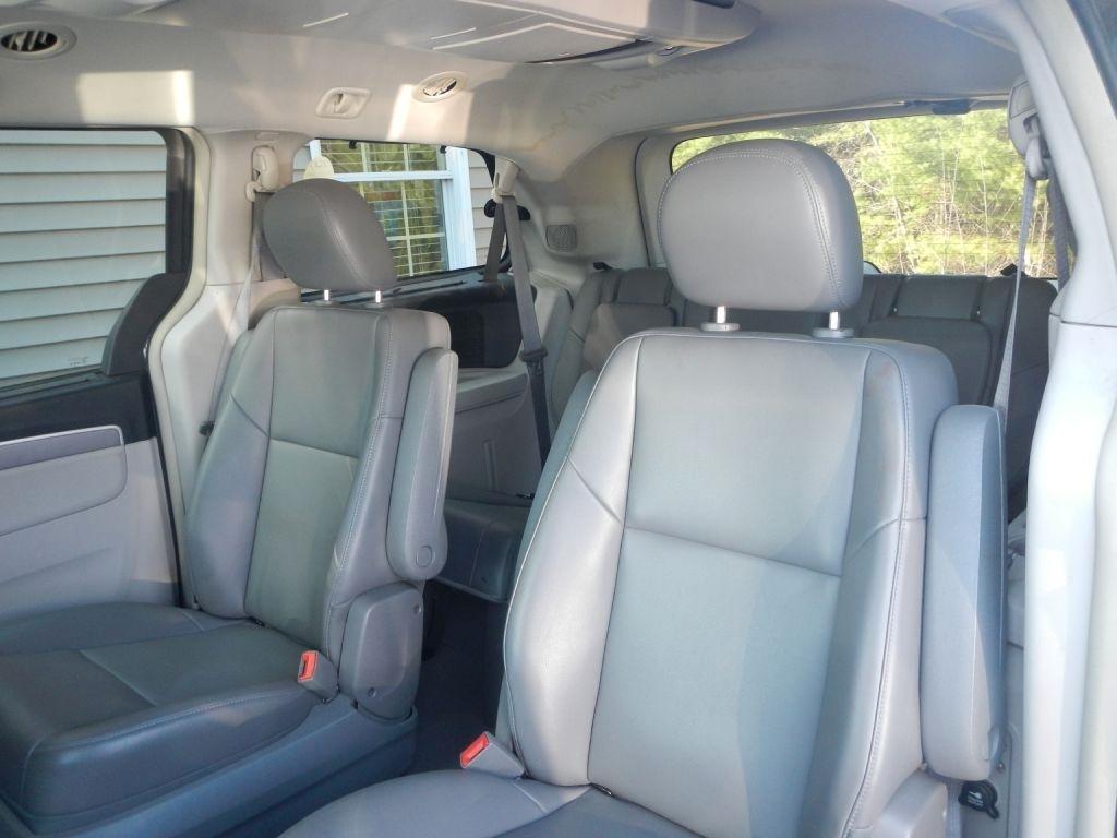 Volkswagen Routan SE 2011