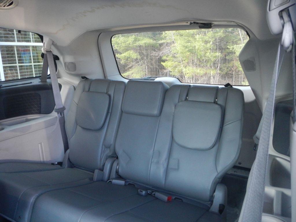Volkswagen Routan SE 2011