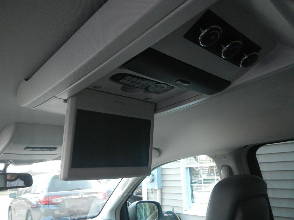 Volkswagen Routan SE 2011