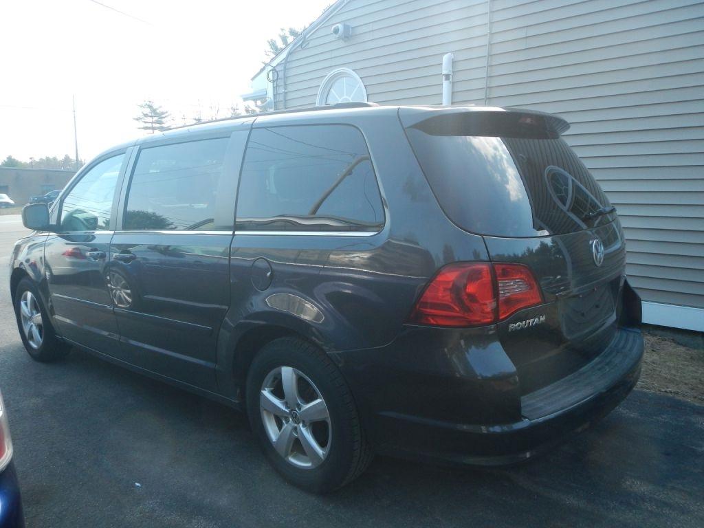 Volkswagen Routan SE 2011