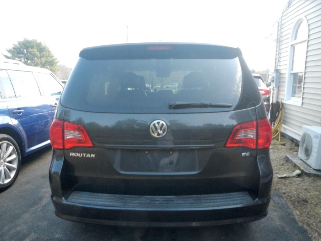 Volkswagen Routan SE 2011