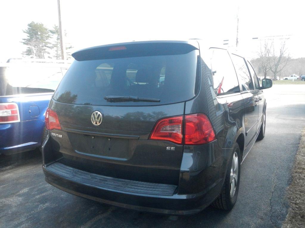 Volkswagen Routan SE 2011