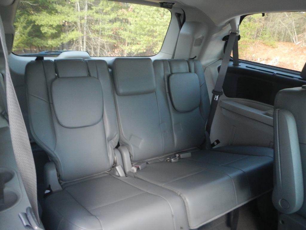 Volkswagen Routan SE 2011