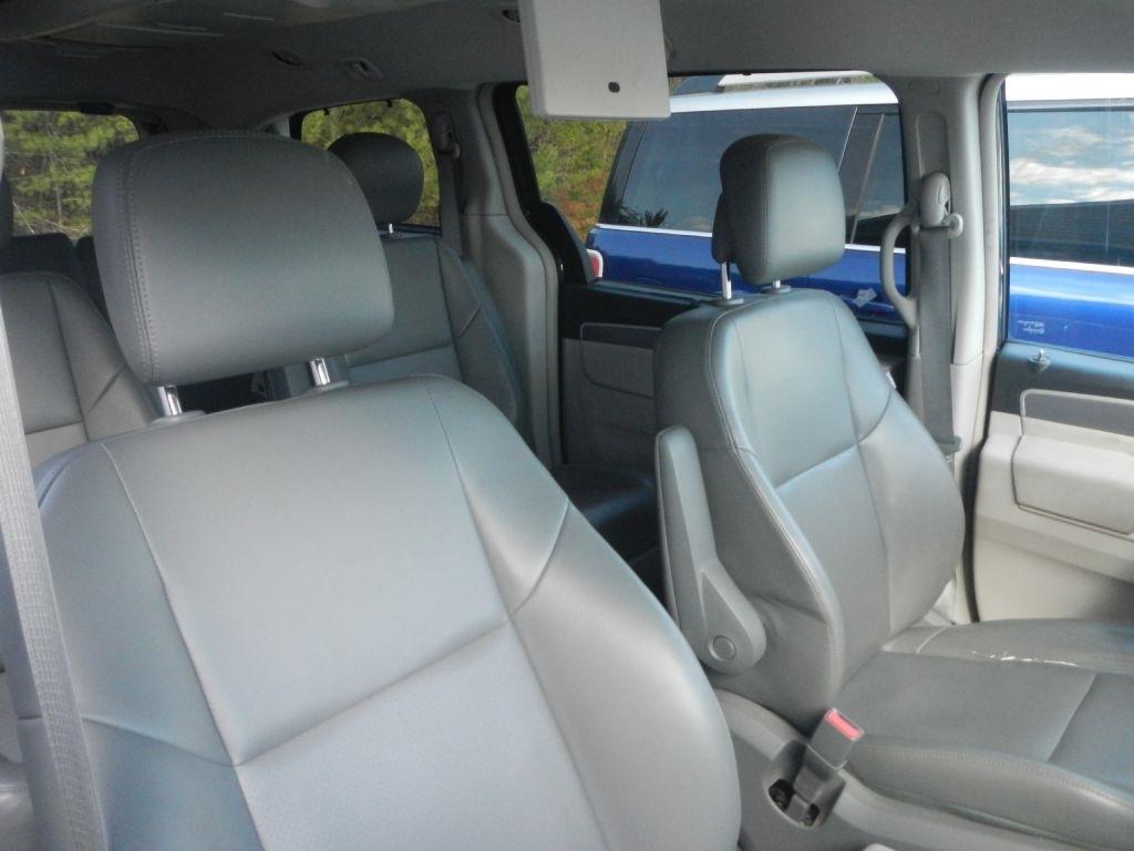 Volkswagen Routan SE 2011