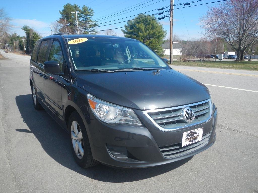 Volkswagen Routan SE 2011