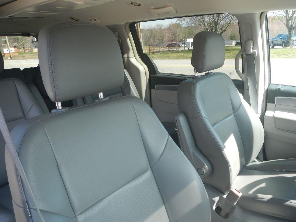 Volkswagen Routan SE 2011