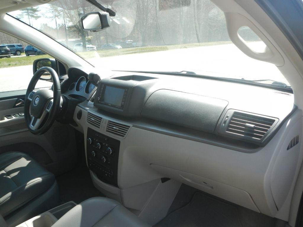Volkswagen Routan SE 2011