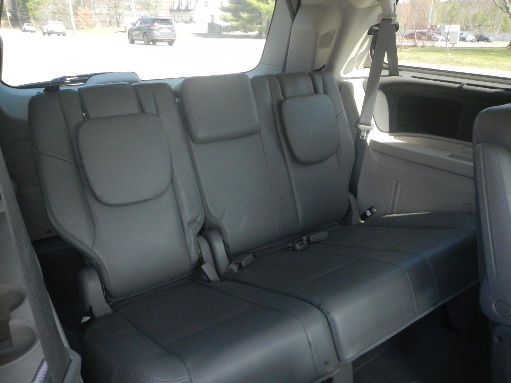 Volkswagen Routan SE 2011
