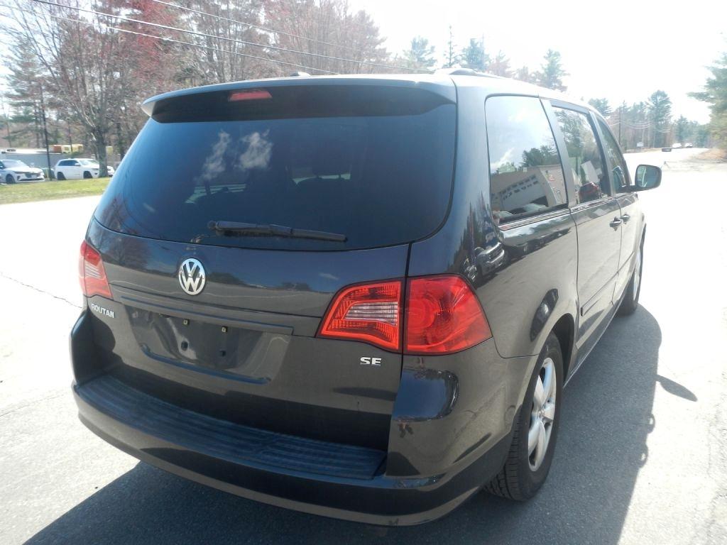 Volkswagen Routan SE 2011