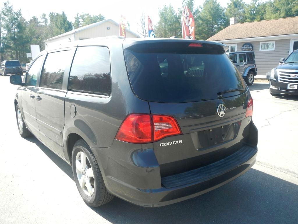 Volkswagen Routan SE 2011
