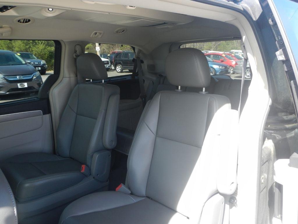Volkswagen Routan SE 2011