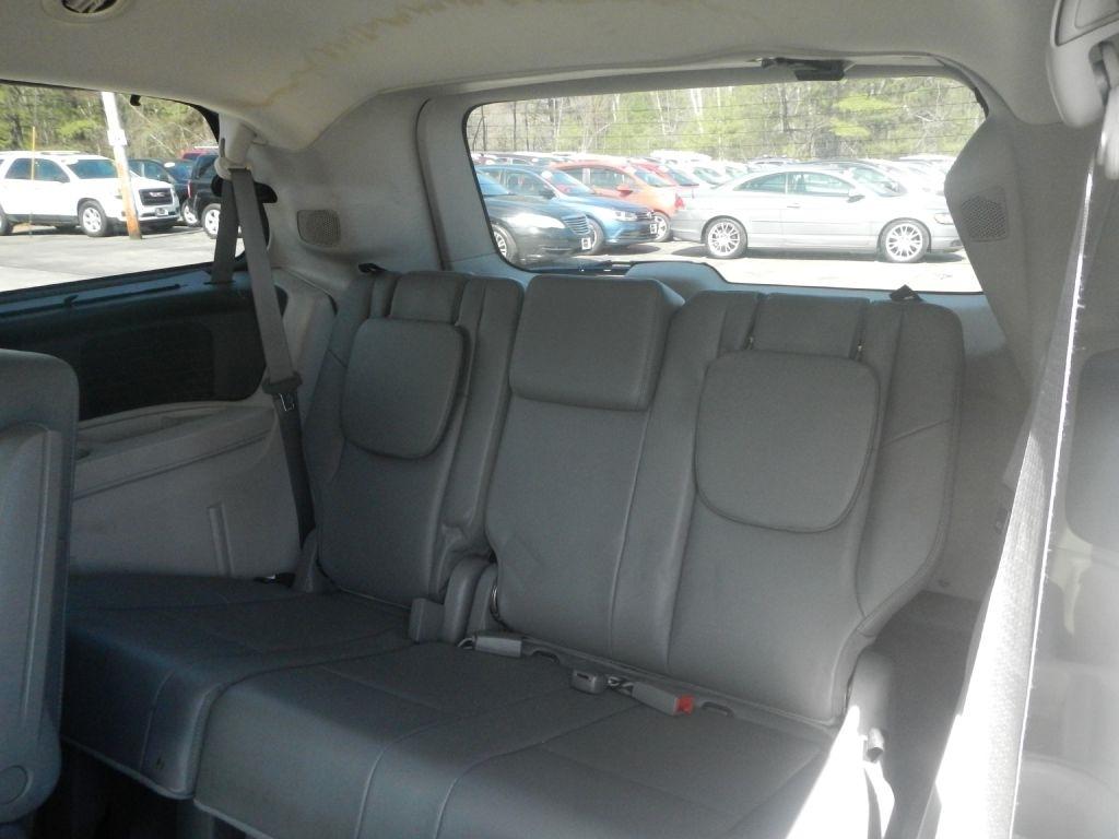 Volkswagen Routan SE 2011