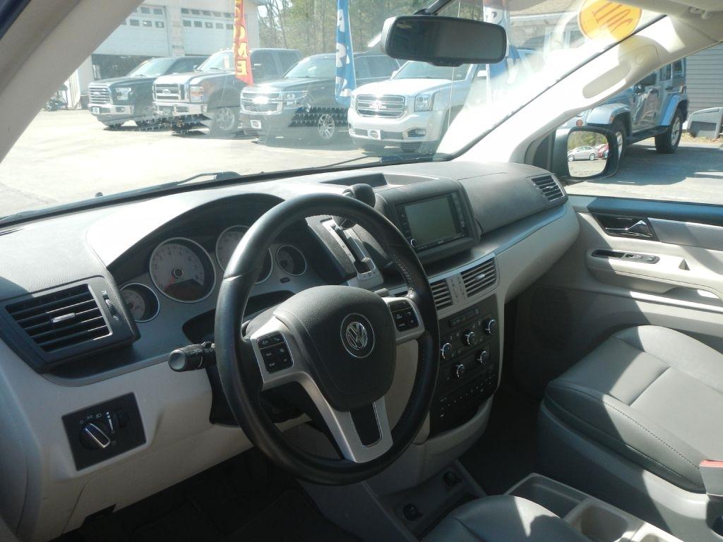 Volkswagen Routan SE 2011