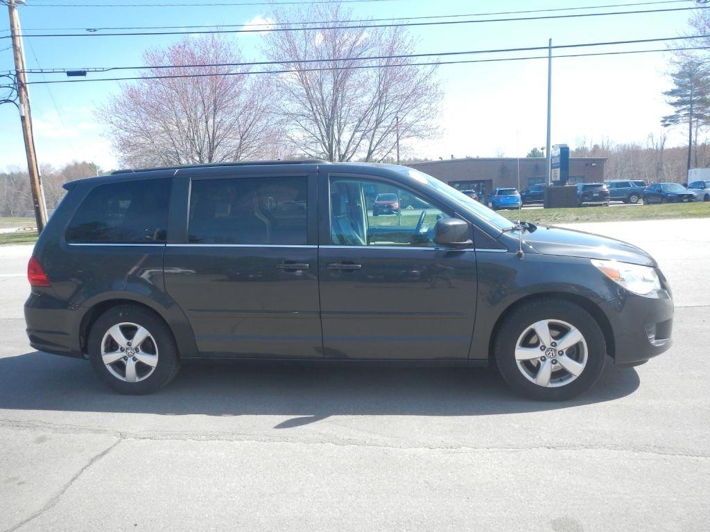 Volkswagen Routan SE 2011