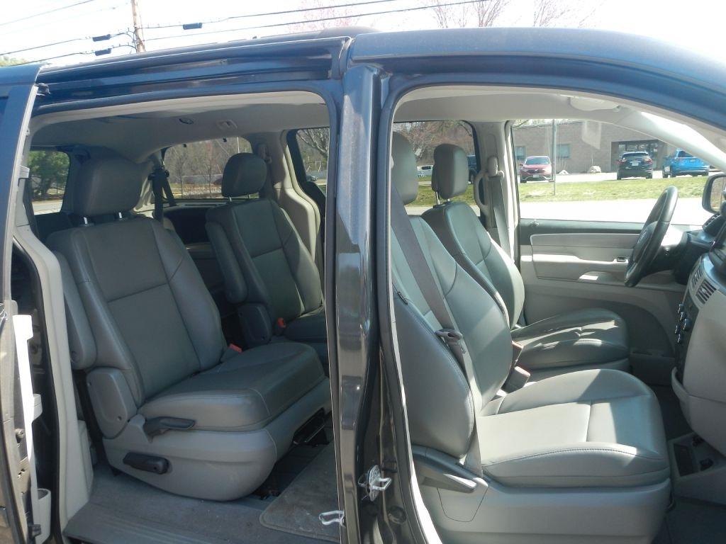 Volkswagen Routan SE 2011