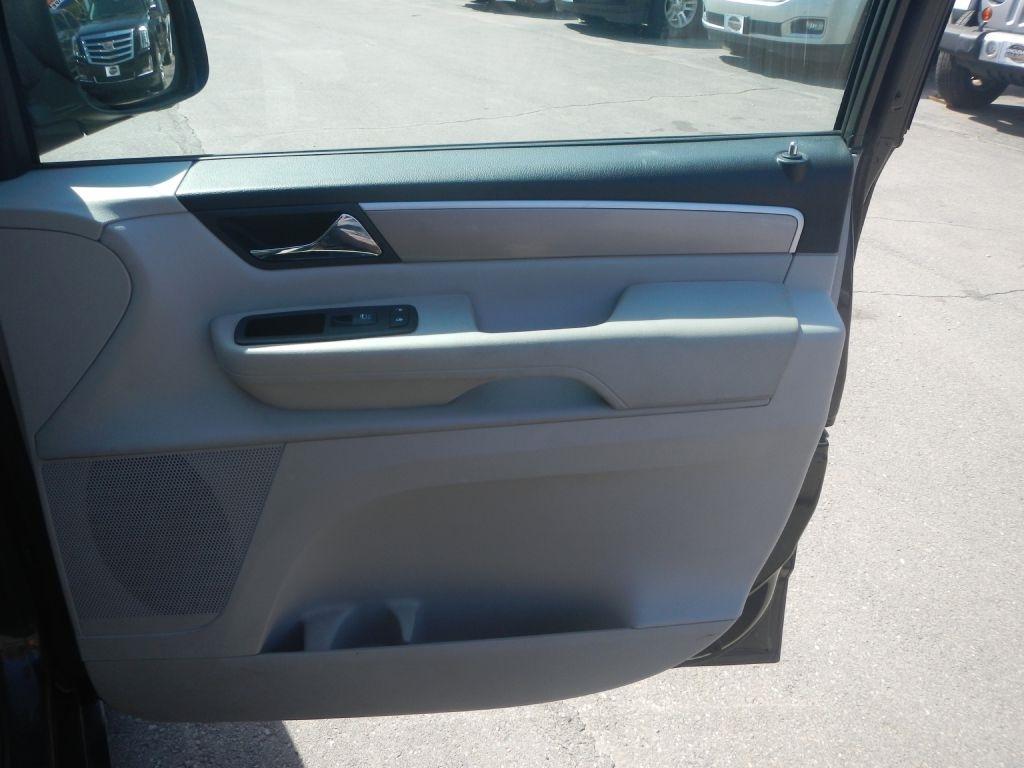 Volkswagen Routan SE 2011