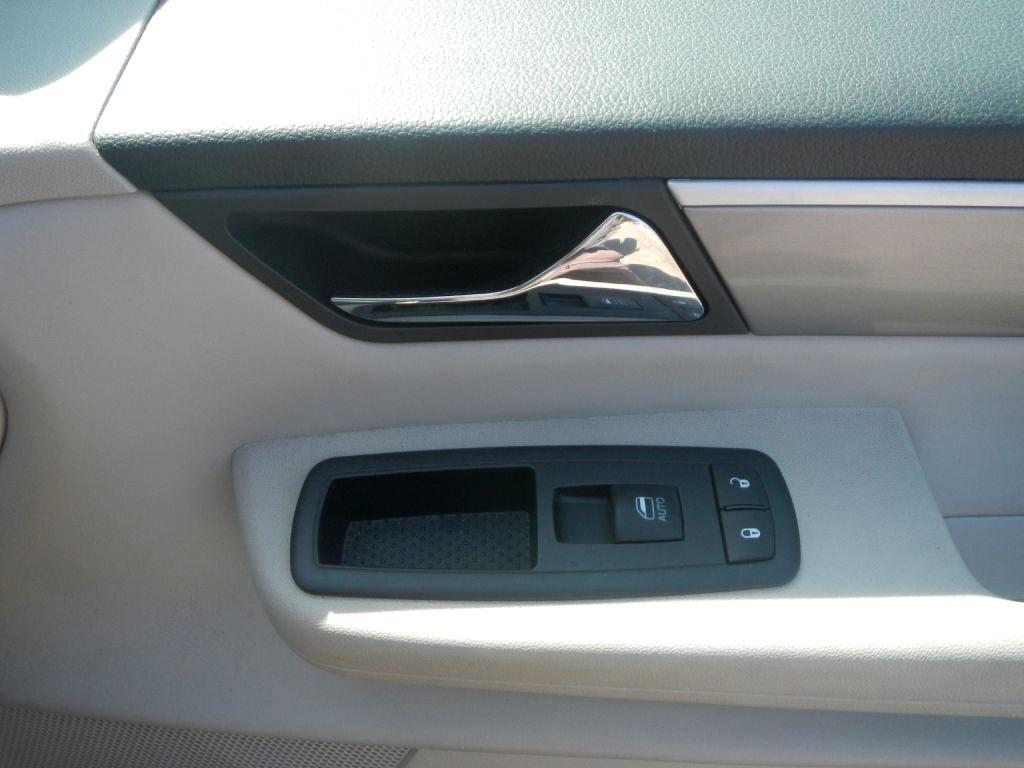 Volkswagen Routan SE 2011