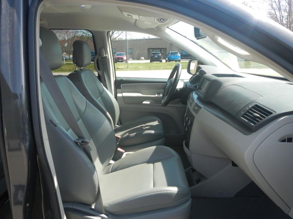 Volkswagen Routan SE 2011