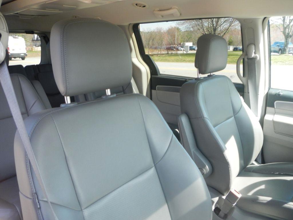 Volkswagen Routan SE 2011