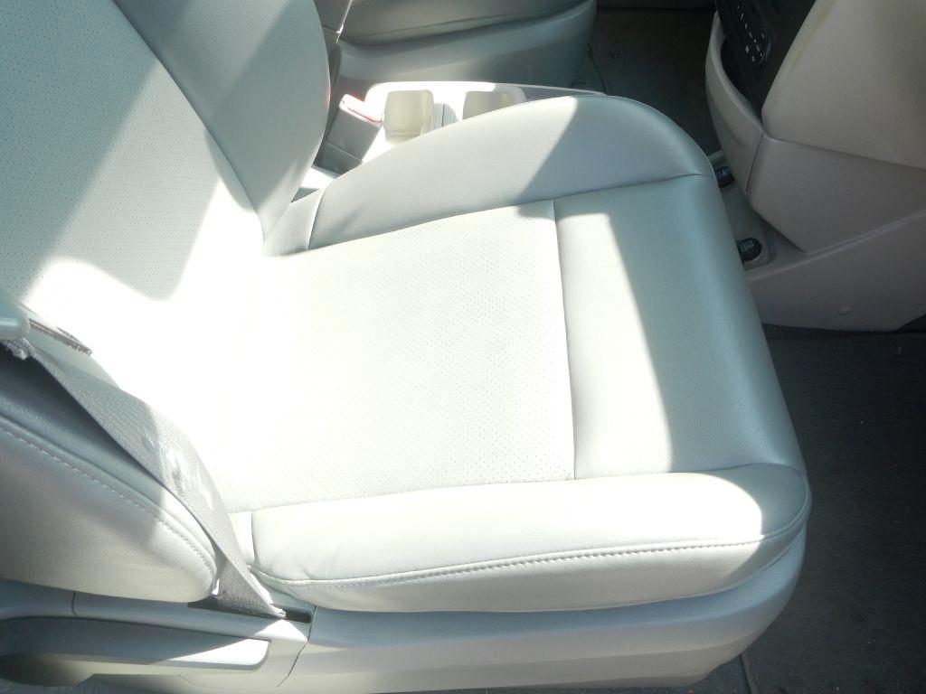 Volkswagen Routan SE 2011