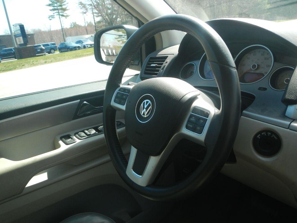 Volkswagen Routan SE 2011