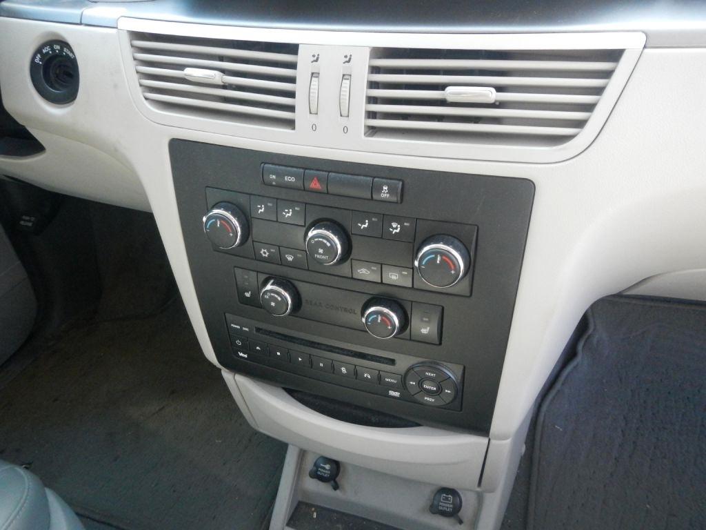 Volkswagen Routan SE 2011