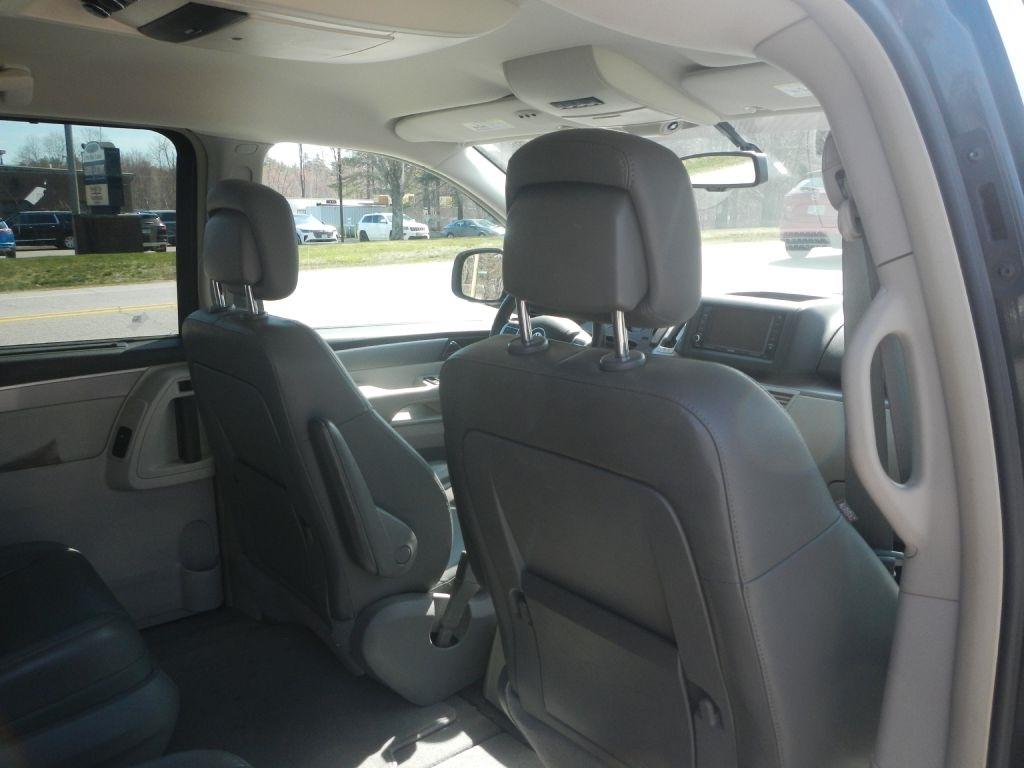 Volkswagen Routan SE 2011