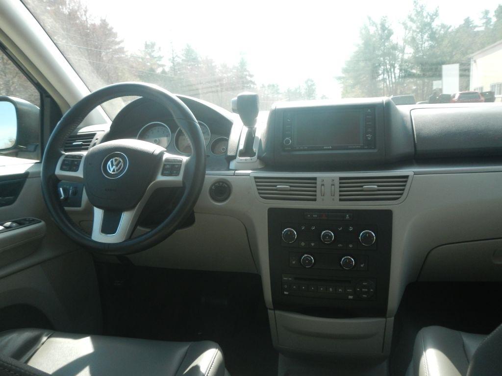 Volkswagen Routan SE 2011