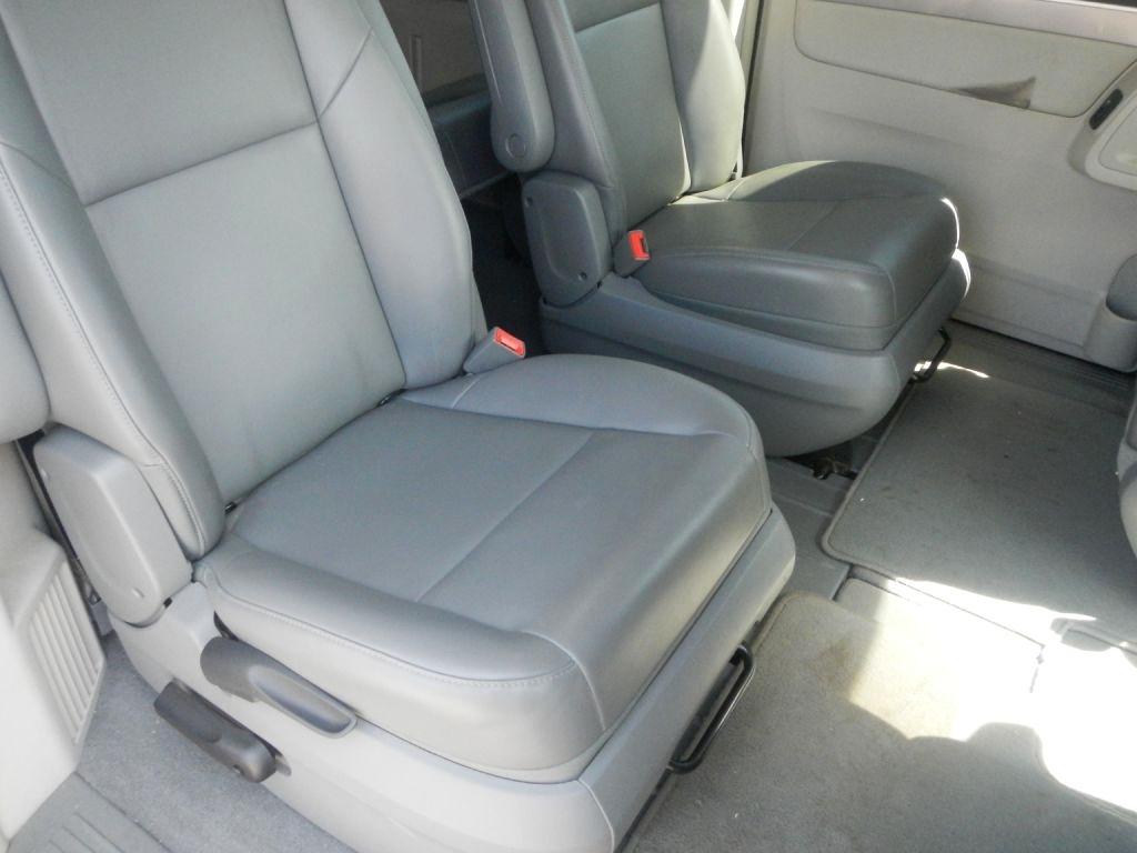 Volkswagen Routan SE 2011