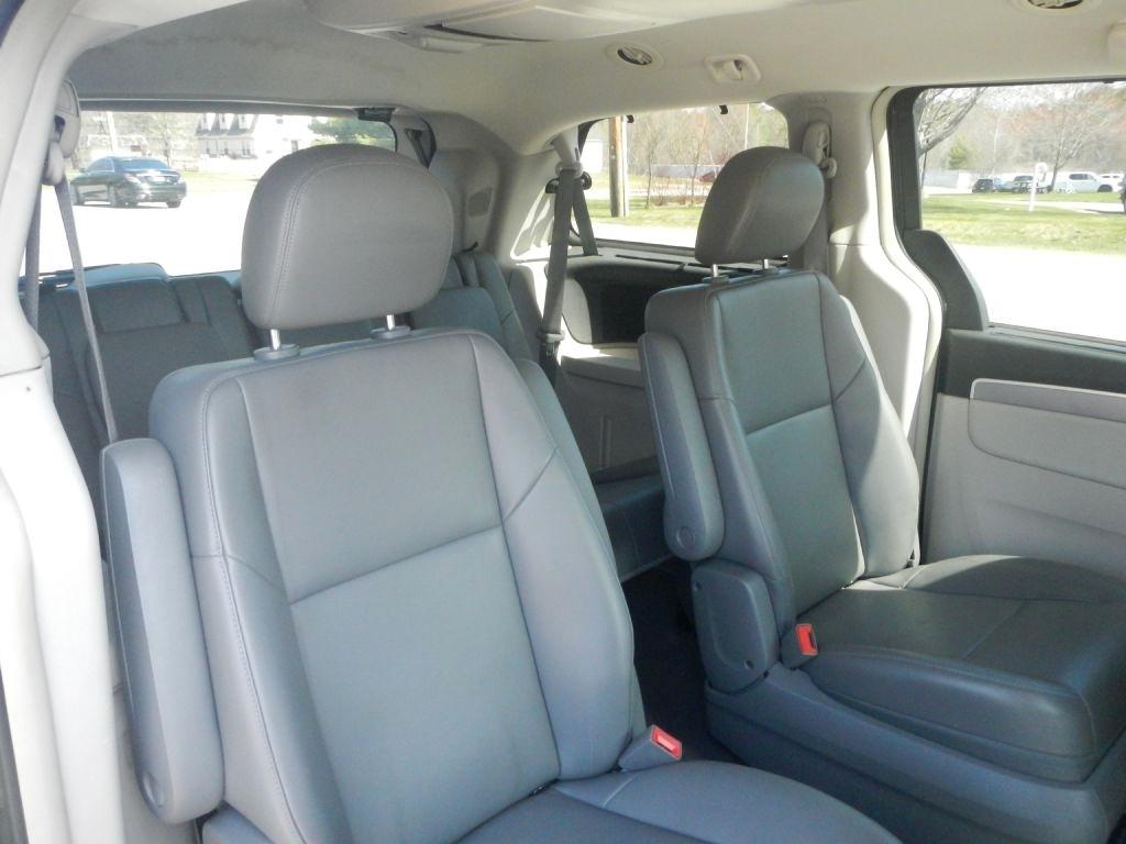 Volkswagen Routan SE 2011