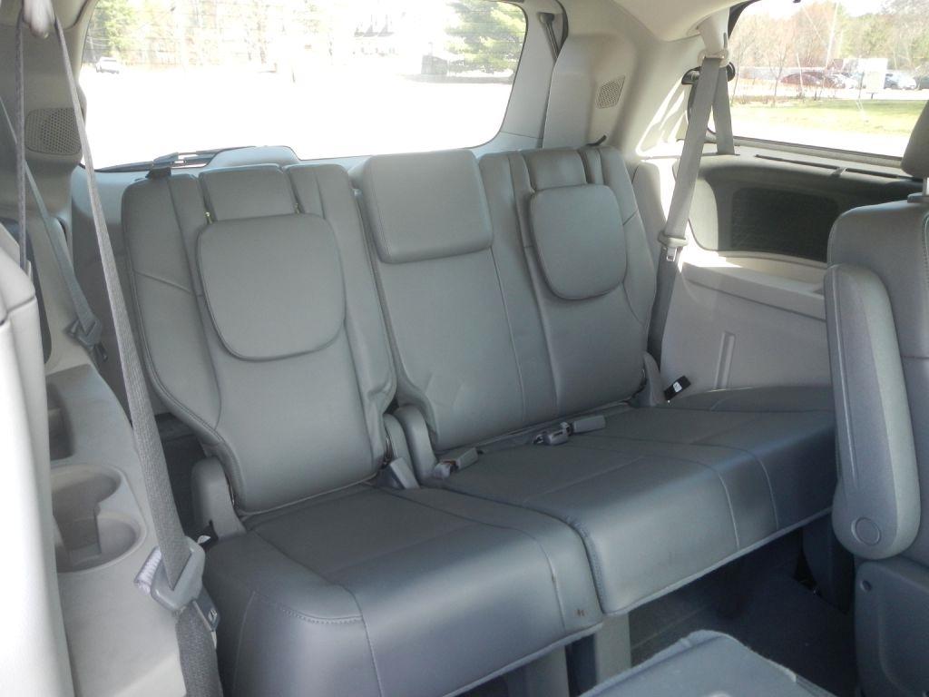 Volkswagen Routan SE 2011