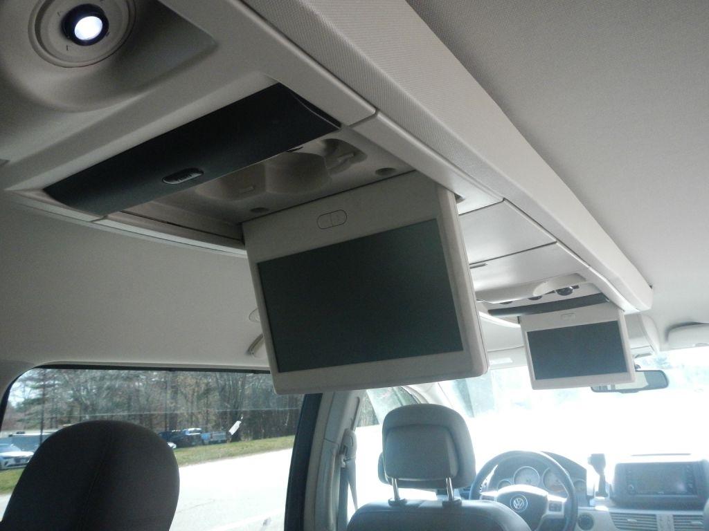 Volkswagen Routan SE 2011