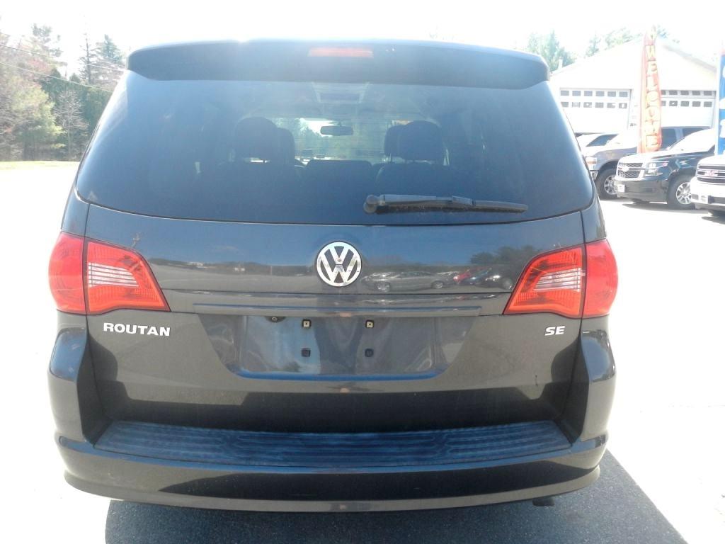 Volkswagen Routan SE 2011