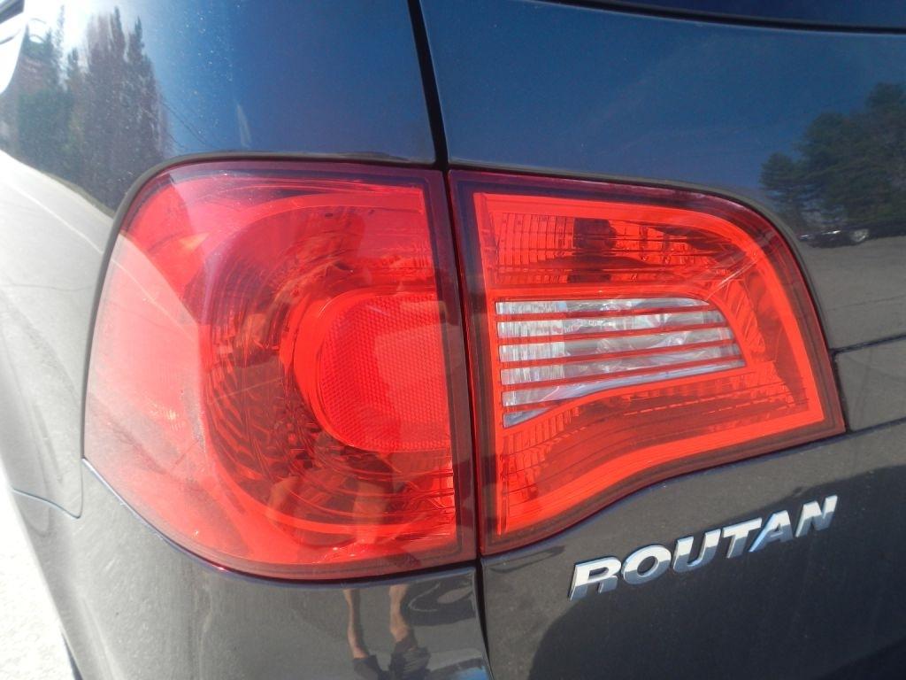 Volkswagen Routan SE 2011