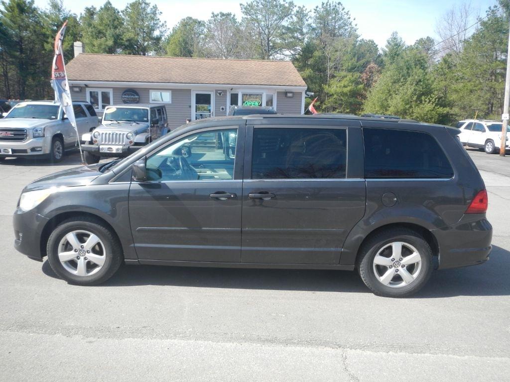 Volkswagen Routan SE 2011