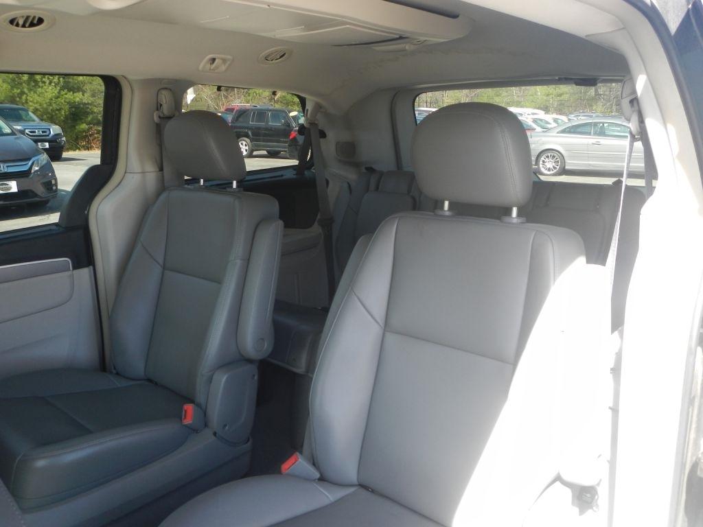 Volkswagen Routan SE 2011