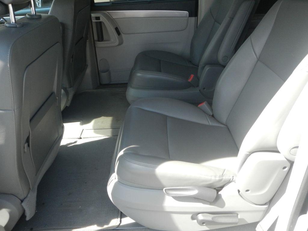Volkswagen Routan SE 2011