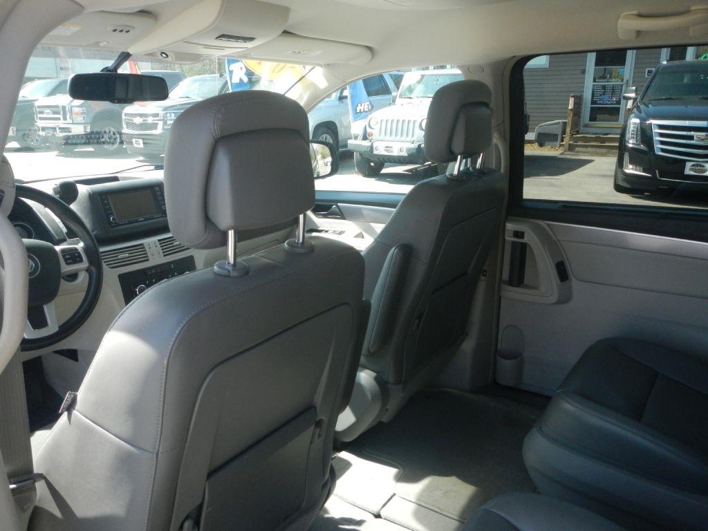 Volkswagen Routan SE 2011