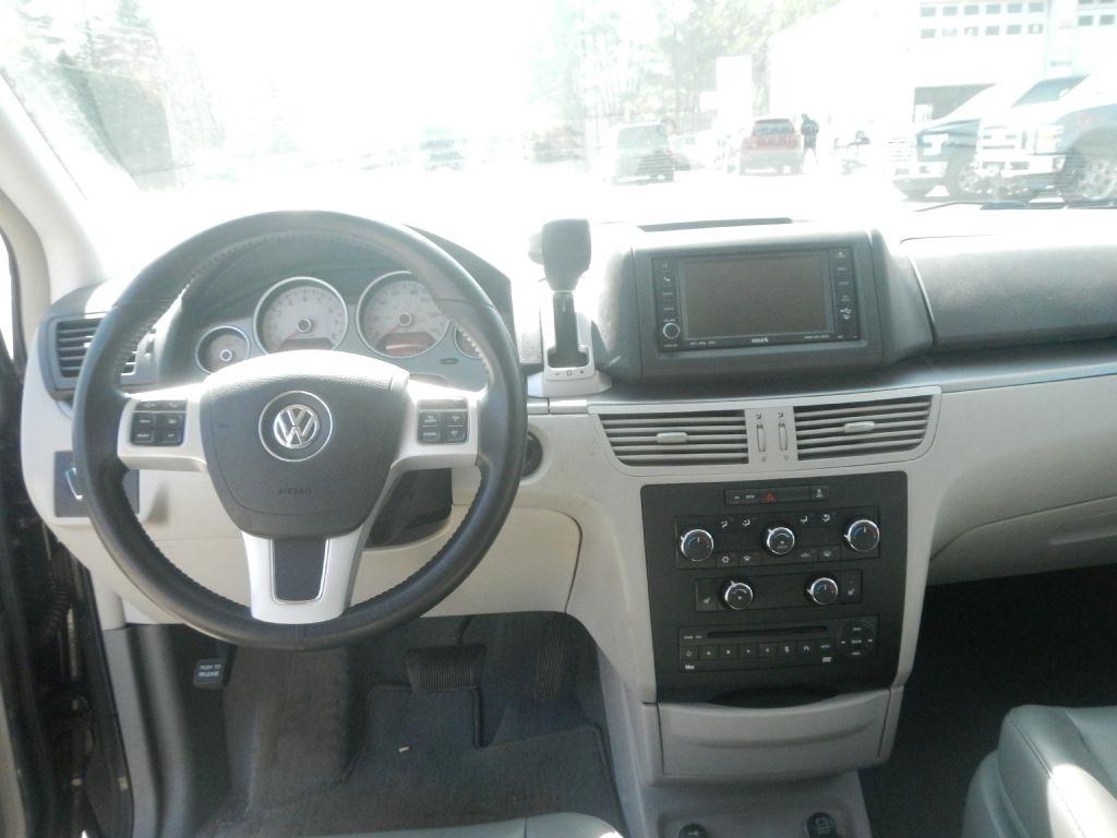 Volkswagen Routan SE 2011